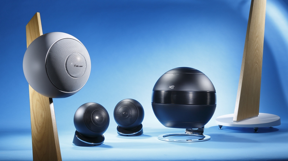 Bild 1 von CABASSE The Pearl Sub +2 x IO-3 Paket:Aktiver, kabelloser Sub mit 1000 W + 2 x 300 W für Satelliten.  / (Farbe) weiß/weiß/ Designerstands Eiche